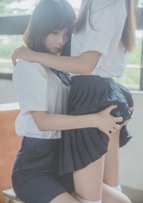 年轻的母亲观看
