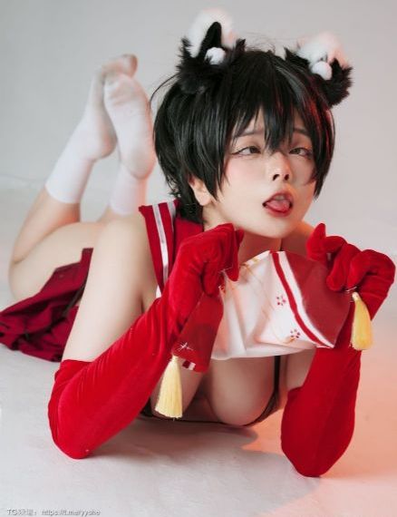 老赵揉搓着娇妻的大乳视频